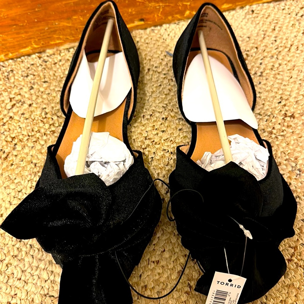 New with tags Torrid brand women’s black velvet twist bow flat dress shoe  10